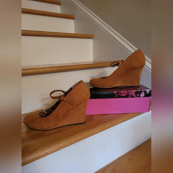 NEW Rust Faux Suede Mary Jane Wedges - Picture 6 of 6
